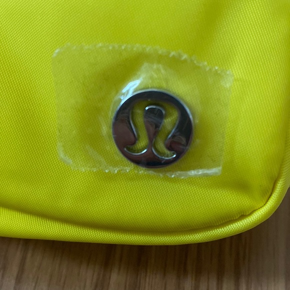 ❤️ Lululemon Sonic Yellow Extended Strap Everywhere Belt Bag NWT - Picture 7 of 13